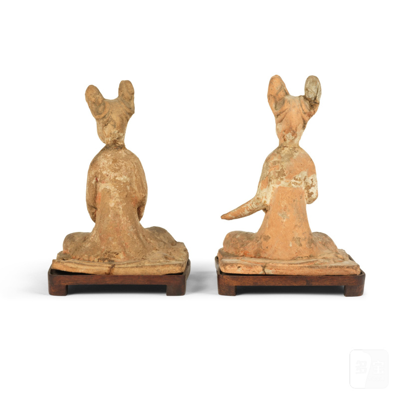 唐 陶仕女俑兩件 | DEUX STATUETTES DE DAMES DE COUR EN TERRE CUITE - 图3